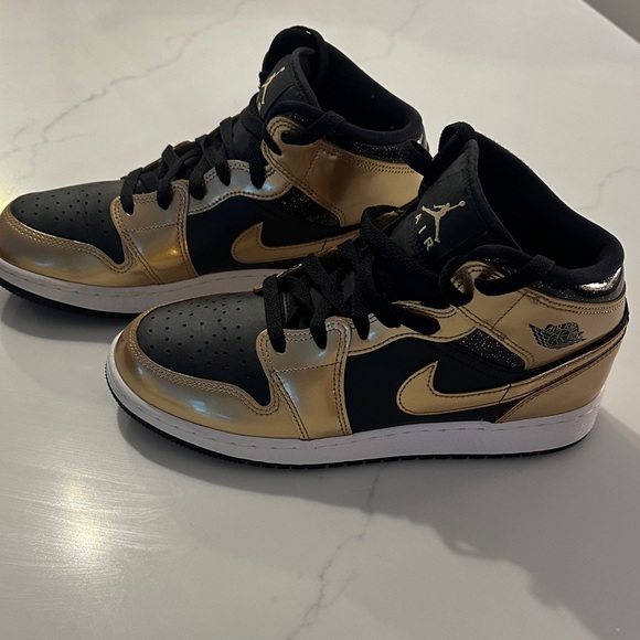 Nike Kids Sneakers Black and Gold